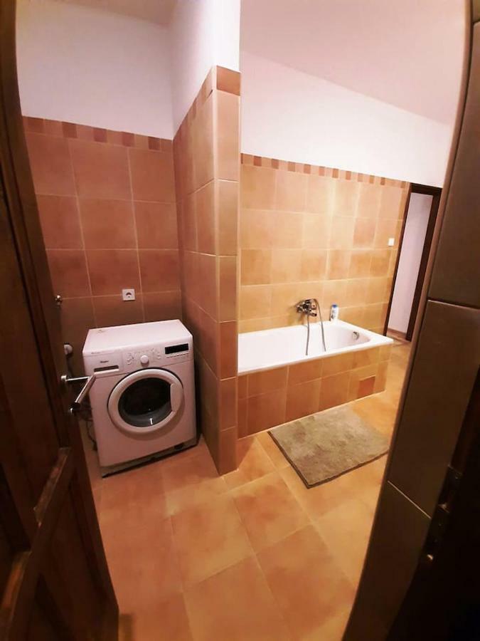 2 Bedroom Apartment Near Heroes Square Budapest Bagian luar foto