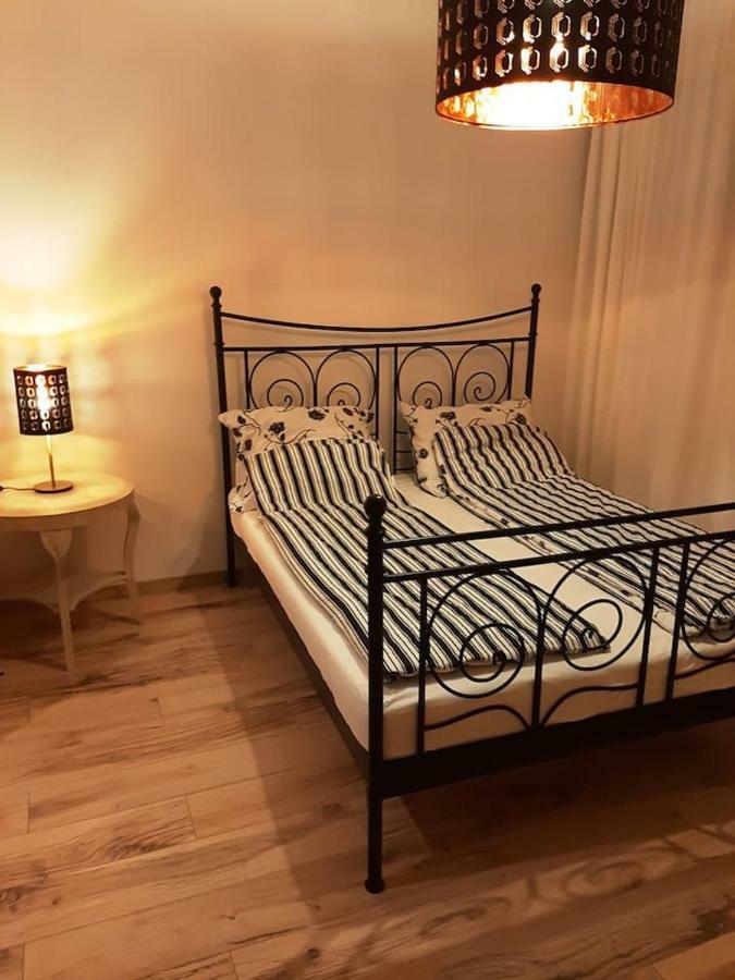 2 Bedroom Apartment Near Heroes Square Budapest Bagian luar foto