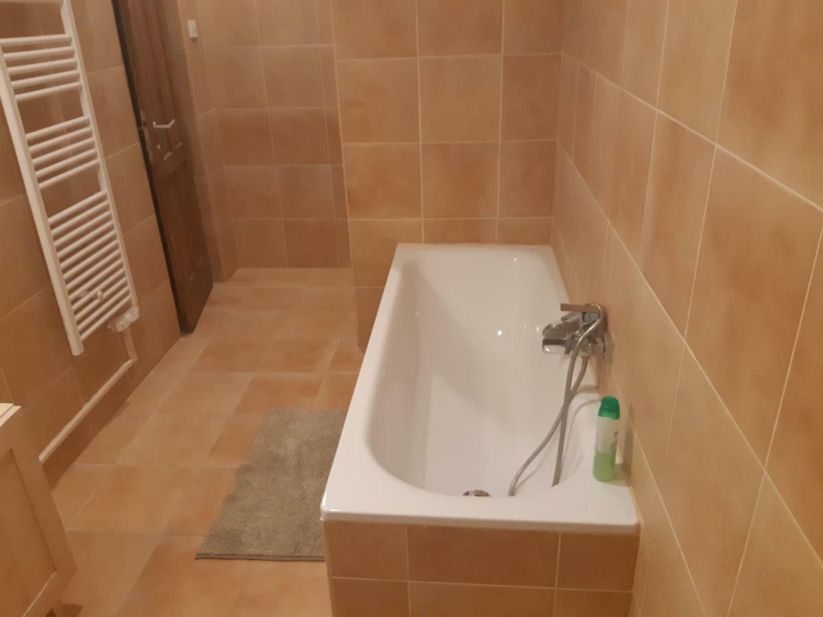 2 Bedroom Apartment Near Heroes Square Budapest Bagian luar foto